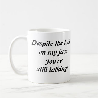 "Apesar do olhar na minha cara..." caneca de café