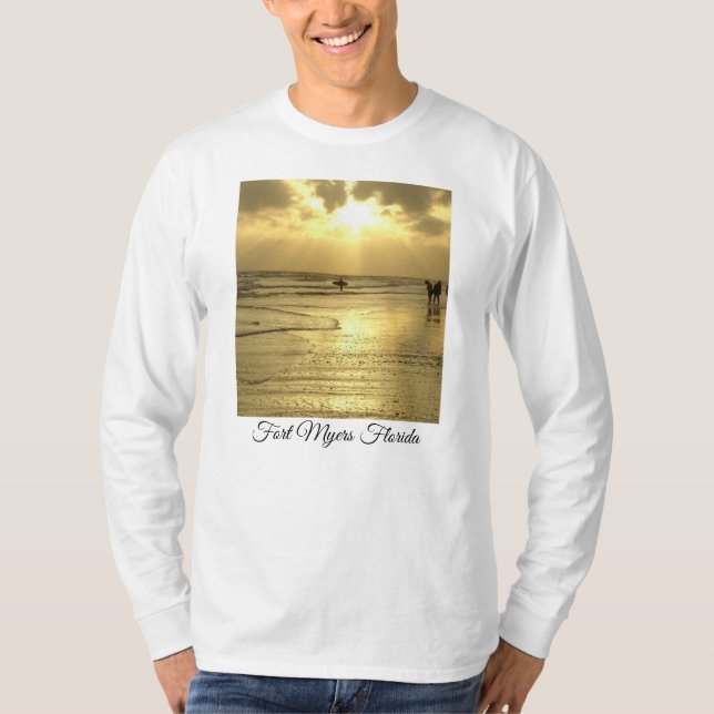 Aproveitando a praia em Sunset T-Shirt (Frente)