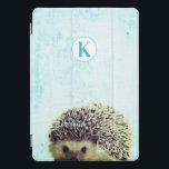 Aqua Gelado de Aqua Peek-a-Boo Bebê Monograma<br><div class="desc">Design de Monograma de Aqua Peek-a-Boo Baby Hedgehog Com um adorável Hedgehog a espiar-se para dizer oi! Faz um presente divertido e adorável para crianças, adolescentes e adultos, para o Natal de aniversário e muito mais. Personalizado com sua letra e seu nome iniciais! Capa de telefone monograma! ~ Verifique meu...</div>