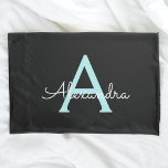 Aqua Teal Blue Script Girly Monographic Name<br><div class="desc">Caso de Travesseiro do Nome do Monograma Simples de Script Azul Preto e Azul-Aqua. Isto faz o doce e perfeito aniversário de 16 anos,  casamento,  chá de panela,  aniversário,  chá de fraldas ou festa de solteira presente para alguém que ama luxo de luxo e estilos quíticos.</div>
