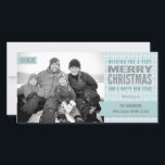 Aqua Winter Xadrez Merry Christmas Cartão com foto<br><div class="desc">Um padrão clássico de xadrez em tons de aqua gelado e marrom suave cria o padrão de fundo para este cartão personalizado de saudação de fotos. A tipografia diz: "Desejando-lhe um Feliz Natal e um Feliz ano novo!" - com as palavras "Feliz Natal" em cintilação. Adicione a sua saudação personalizada,...</div>