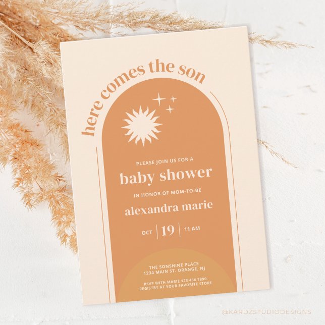 Aqui vem o convite para o Chá de fraldas Son Boho (Here comes the son, boho baby shower invitation. Ochre terracotta with arc, sunshine, and stars.)
