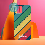 Arco-íris com padrão de faixa retrorativa - Nome d<br><div class="desc">Um design de faixa colorida, retrô, com fundo azul escuro. As listras são vermelha, laranja, amarela, verde e azul claro. Adicione o seu nome ou monograma para fazer deste um caso pessoal que se destacará entre os seus amigos. O nome é um script de tendência em grande tamanho branco. —...</div>