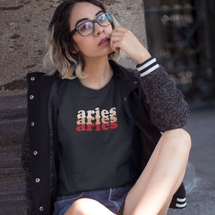 Aries - Sinal Zodiac Camisa T de cor vermelha