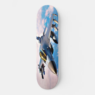 Arte de skate de F-16 voando acima das nuvens