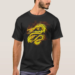 Arte dourada ardente do dragão no t-shirt preto