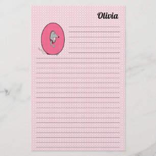 Artigos de papelaria alinhados cor-de-rosa de