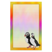 Artigos de papelaria alinhados da Aurora dos pares