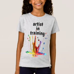 Artista em Treinamento, com camiseta manchada de t