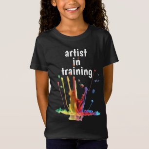 Artista em treinamento, com T-Shirt pintado com pa