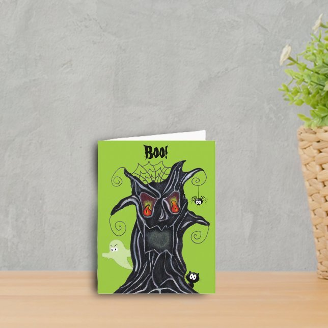 Árvore assustador com o cartão de nota dos amigos (Spooky black tree red eyes ghost, cat, spider on green Halloween notecard.)