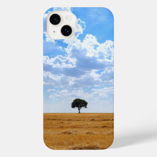 Árvore num campo de trigo colhido