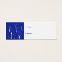 árvores brancas com etiqueta azul de presente