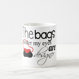 As bolsas do desenhista sob minha caneca de café