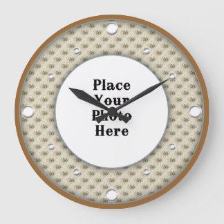 As Borboletas Enquadram Seu Relógio De Parede Foto