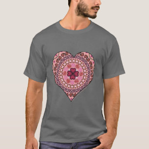 As camadas da camisa escura dos homens do coraçã