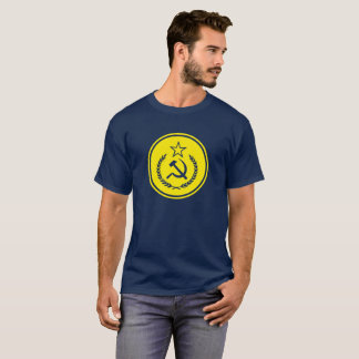 As camisas dos homens do crachá do martelo e da