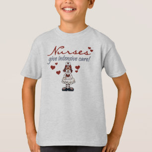 As enfermeiras dão t-shirt e presentes dos cuidado