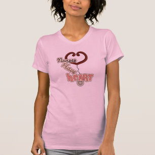 As enfermeiras do estetoscópio têm t-shirt e