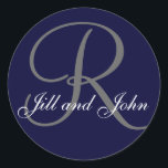 As etiquetas do monograma para Wedding favorecem e<br><div class="desc">A etiqueta do monograma para Wedding favorece e convida. Este design elegante por Elke Clarke, pode ser personalizado com seu nomes e monograma assim como suas cores do casamento. Agora Zazzle oferece muitas escolhas para suas formas da etiqueta também. Escolha do círculo, do quadrado, de retangular, de triangular, de oval,...</div>
