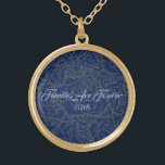 As Famílias De Rosa Azul E Ouro De Colar São Para<br><div class="desc">Colar mostrado em tom Dourado com um impressão de vários rosas sobre fundo Azul Profundo e texto de "Famílias São para Sempre 2018" no roteiro de rico de Azul Claro. Personalize este colar e escolha o seu estilo ou altere as cores. Ou comprar como projetado.</div>