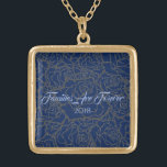 As Famílias De Rosa Azul E Ouro De Colar São Para<br><div class="desc">Colar mostrado em tom Dourado com um impressão de vários rosas sobre fundo Azul Profundo e texto de "Famílias São para Sempre 2018" no roteiro de rico de Azul Claro. Personalize este colar com uma data especial ou/e escolha seu estilo ou cores de alteração. Ou comprar como projetado. Disponível em...</div>
