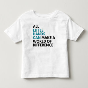 As mãos pequenas enlatam o t-shirt da criança