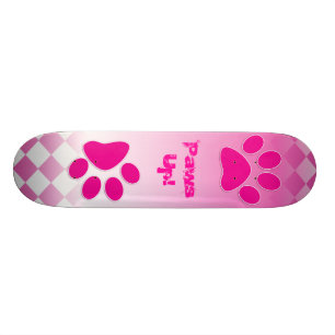 As patas cor-de-rosa refrigeram o skate feminino
