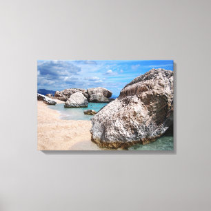 As rochas grandes em canvas da praia de Cala
