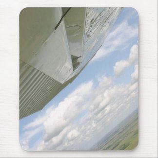 Asa do avião de Cessna no mousepad do céu