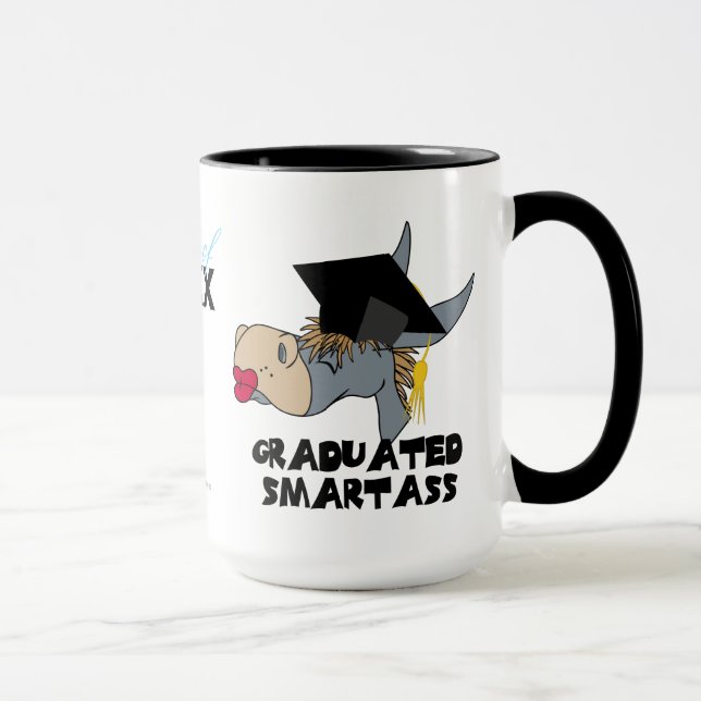 Asno engraçado da graduação que veste a caneca (Direita)