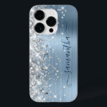 Assinatura Glam Glitter Prateado Azul Claro Femini<br><div class="desc">Destaques de glitter rosa dourado falso e cintilante na borda esquerda sobre uma folha ombre de metal levemente azul claro e pálido escovado.
A assinatura feminina moderna apresenta uma fonte de caligrafia elegante com caudas decorativas. 
Personalize os estilos de fonte para criar seu próprio acessório de telefone para ela.</div>