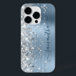 Assinatura Glam Glitter Prateado Azul Claro Femini<br><div class="desc">Destaques de glitter rosa dourado falso e cintilante na borda esquerda sobre uma folha ombre de metal levemente azul claro e pálido escovado.
A assinatura feminina moderna apresenta uma fonte de caligrafia elegante com caudas decorativas. 
Personalize os estilos de fonte para criar seu próprio acessório de telefone para ela.</div>