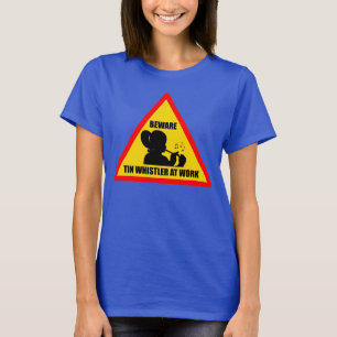 Assobiador da lata das mulheres no t-shirt do