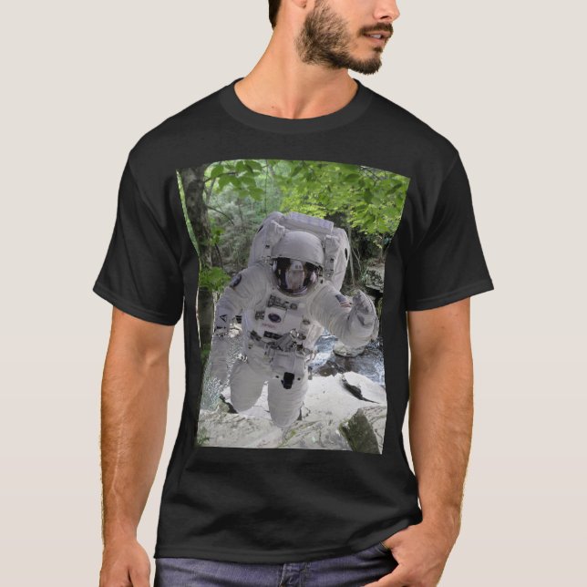 Astronauta Explora Terra Camiseta preta (Frente)