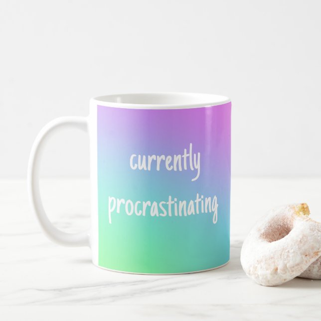 Atualmente Procrastinando Uma Caneca Engraçada Col (Com Donut)