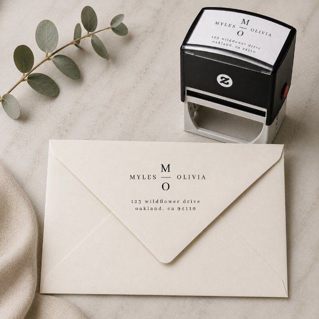 Auto Entintado Carimbo de Endereço de Devolução | Monograma de Ca (Custom wedding return address stamp with couple monogram for invitations and save the dates.)