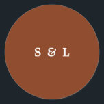 Autocolantes de casamentos de monograma simples e<br><div class="desc">Estas elegantes selagens de envelope de casamento de terracotta apresentam serif,  ampersand e tipografia de scripts mínimos. Personalize esses selos de envelope de casamento com nomes,  detalhes do dia de casamento e muito mais.</div>