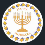 autocolantes do hanukkah menorah<br><div class="desc">Uma menorah dourada cercada por um círculo dourado e estrelas azuis com as palavras "Feliz Chanucá". O fundo é branco,  mas pode ser alterado para qualquer uma das muitas opções de cor do zazzle.</div>