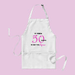 Avental 50º Aniversário Oferece Apron - Engraçado<br><div class="desc">Este avental de presente de 50 anos é um presente de 50 anos engraçado. Ele apresenta as palavras "Demorou 50 anos para conseguir este Apron" no avental em preto e rosa quente. Se você está procurando por ideias de presente de aniversário de um marco único e humorístico 50 anos, este...</div>