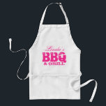 Avental Aparelho de CHURRASCO personalizável para mulheres<br><div class="desc">Um avental de CHURRASCO personalizável para mulheres Seu nome CHURRASCO e grelhador. Personalizável pelo nome. Bela ideia de presente para o aniversário ou Dia de as mães. Faça mães como vovó chefs orgulhosos.</div>
