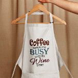 Avental Café me mantém ocupado até o tempo do vinho! Apron<br><div class="desc">Café me mantém ocupado até a hora do vinho!,  avental para a cozinha.</div>