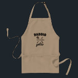 Avental Daddio do CHURRASCO engraçado do Patio<br><div class="desc">Brincadeira Apron pelo Daddio da Paciência! Esta design baseada na tipografia apresenta uma simples ilustração de ferramentas de churrasco, garfo e espátula, junto com a citação engraçada. Excelente para dia de os pais ou apenas um legal presente de pai para a estação de barbie. O ditado diz "DADDIO do pátio"....</div>