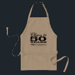 avental de aniversário 50 | Personalizável para qu<br><div class="desc">avental de CHURRASCO de aniversário 50 | Personalizável para qualquer idade. Saúde a 50 anos. Idade à perfeição. Presente por homens de cinquenta anos; pai,  marido,  tio,  avô,  irmão etc. Número de idade,  slogan e cor personalizáveis. Bela ideia de presente de festa de aniversário</div>