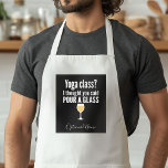 Avental Engraçada Citação de Vinho - Classe de Yoga? Puxe<br><div class="desc">Classe Yoga - Eu pensei que você disse para derramar um copo - Um humor bebendo que você pode passar para seus namoradas amorosos de vinho. Faça-os rir com este presente humorístico ou elefante branco. Eu tentei correr,  mas continuei derramando meu vinho.</div>