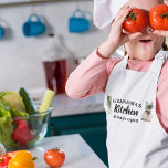 Avental Infantil A cozinha da vovó moderna é sempre o melhor presen<br><div class="desc">Bem-vindos à cozinha da vovó, onde o amor e o calor estão sempre no menu! Aprecie sua avó favorita com este charmoso produto de presente de Zazzle. Seja para Dia de as mães, seu aniversário, ou apenas para mostrar apreço, este item pensativo certamente trará um sorriso para sua face.Surpresa Avó...</div>