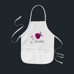 Avental Infantil Lava-pia-rosa-branca ladybug ladybird ama crianças<br><div class="desc">Meninas bonitas cor-de-rosa ladybug gráfico ladybird voador com corações e manchas. Personalize com seu próprio nome. Arte gráfica original de Sarah Trett para www.mylittleeden.com no zazzle.</div>