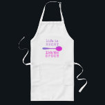Avental Longo A vida é curta e engraçada citação roxa e rosa<br><div class="desc">"A vida é curta,  Lick the Spoon",  fala sobre design de tipografia. O texto é escrito em texto de máquina de escrever de moda com uma colher de madeira numa paleta de cores divertidas,  roxa e rosa. Um presente divertido para um padeiro,  cozinheiro ou cozinheiro.</div>