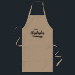 Avental Longo Nome de Script de Chef Personalizado<br><div class="desc">Gire em estilo com este avental de chef personalizado com seu nome personalizado em um script e ícone de ferramentas de CHURRASCO em negrito design. Um presente perfeito para mestrados de grelhadores,  cozinheiros domésticos ou Dia do Pai — funcional,  divertido e exclusivo seu.</div>