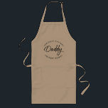 Avental Longo PAI mestre GRIDDLE desde o ano personalizado<br><div class="desc">Script de handlettering de tipografia moderna com tipo curvo para as palavras pai mestre de Griddle e uma seção personalizável para a data estabelecida. Um maravilhoso presente de dia de os pais,  aniversário,  Natal ou só porque... </div>
